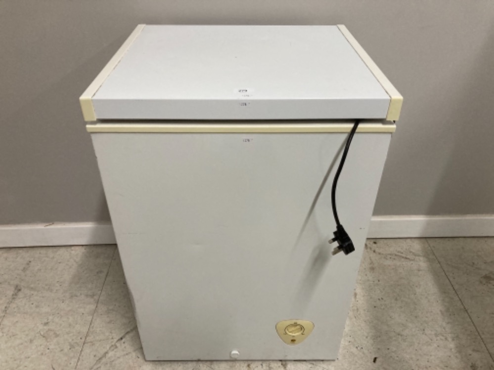 A CURRYS ESSENTIAL SMALL CHEST FREEZER MODEL NO C98CFW14