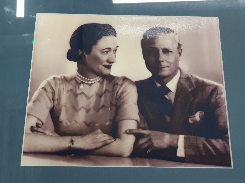 BRITISH ROYALTY EDWARD AND WALLIS SIMPSON FRAMED PHOTOGRAPH MOUNTED UP ALONGSIDE AN EXAMPLE OF HIS - Image 2 of 4