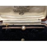 A 9CT YELLOW GOLD BAR BROOCH SET WITH A CULTURED PEARL WITH SAFETY CHAIN 2.4G GROSS