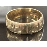 A 9CT YELLOW GOLD FANCY BAND 2.5G GROSS SIZE K