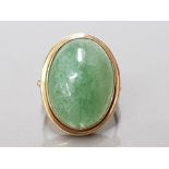 14CT YELLOW GOLD JADE RING COMPRISING OF A SINGLE LARGE OVAL JADE STONE SIZE J 7.6G GROSS