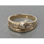 A 9CT YELLOW GOLD SPLIT SHANK RING SET WITH A SINGLE DIAMOND SIZE I 2.2G GROSS