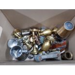 MIXED BOX OF METALWARE MAINLY BRASS