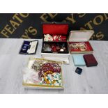 JEWELLERY BOX WITH A PAIR 9CT GOLD EARRINGS AND 2 SETS OF VINTAGE PEARLS COSTUME JEWELLERY AND