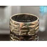 A 9CT YELLOW GOLD FANCY BAND SIZE K 1/2 4.7G