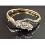 18CT YELLOW GOLD THREE STONE DIAMOND RING COMPRISING OF THREE ROUND CUT DIAMONDS IN A CLAW AND TWIST