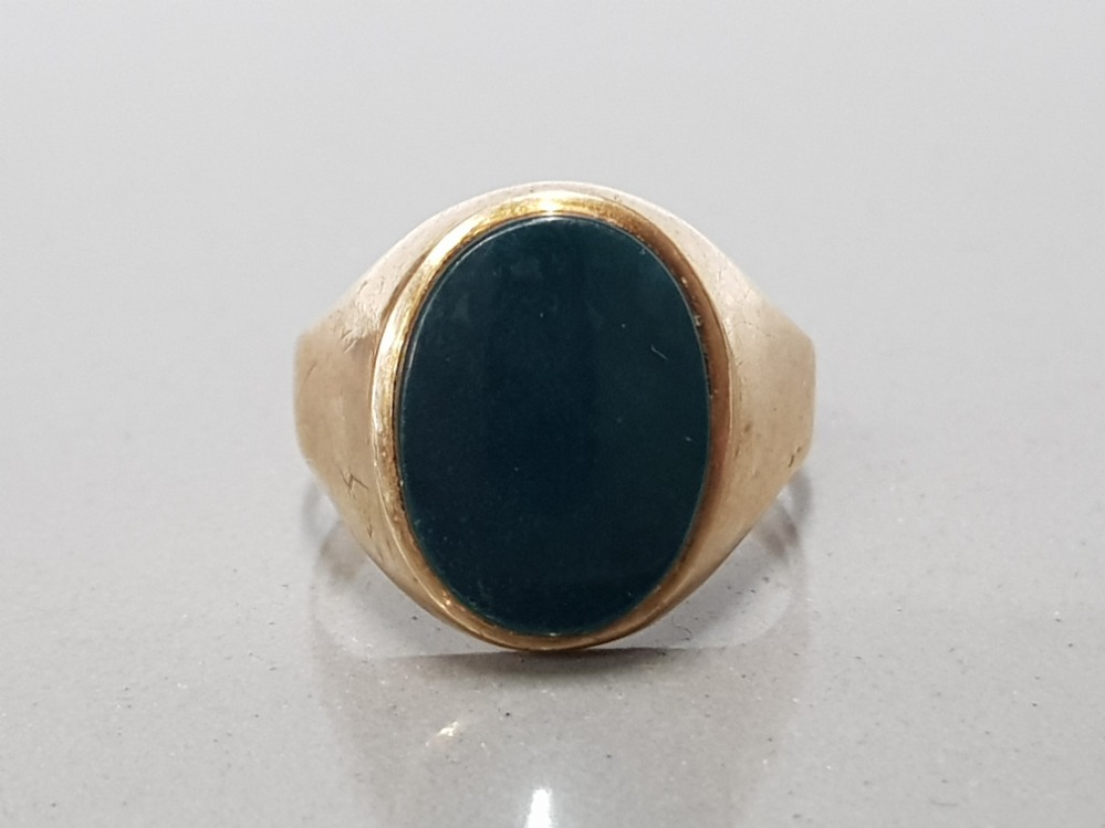 9CT YELLOW GOLD GENTS ONYX RING COMPRISING OF AN OVAL ONYX STONE SIZE U 4.8G GROSS