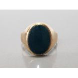 9CT YELLOW GOLD GENTS ONYX RING COMPRISING OF AN OVAL ONYX STONE SIZE U 4.8G GROSS