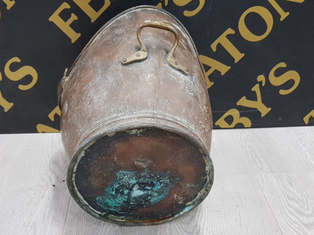 LARGE ANTIQUE VICTORIAN BRASS AND COPPER HELMET SHAPED COAL SCUTTLE - Image 3 of 3