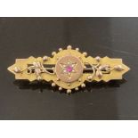 A 9CT YELLOW GOLD ANTIQUE BROOCH WITH PINK CENTRE STONE AND 6 SEED PEARLS 3.7G GROSS