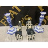 A PAIR OF SPODE ITALIAN PATTERN CANDLESTICKS 18CM HIGH AND FOUR KLM HOUSES