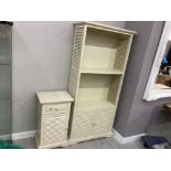 A CREAM PAINTED SHELVING UNIT WITH CUPBOARD BELOW 85 X 180 X 35 AND A BEDISE CUPBOARD