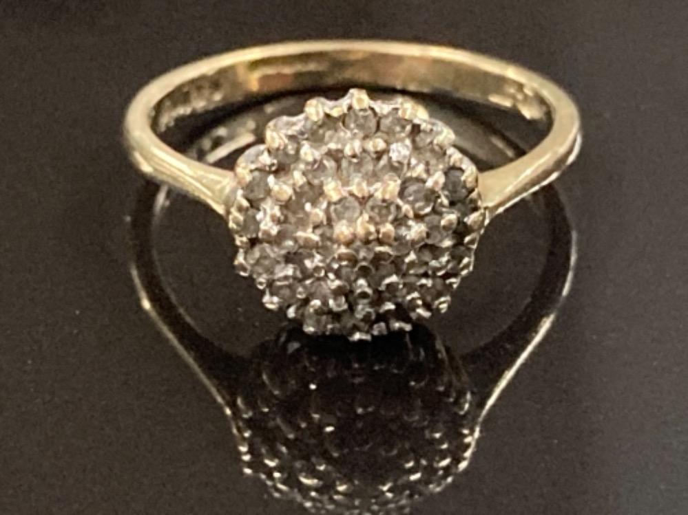 9CT YELLOW GOLD AND DIAMOND CLUSTER RING COMPRISING OF THREE ROWS OF SMALL ROUND CUT DIAMONDS IN A