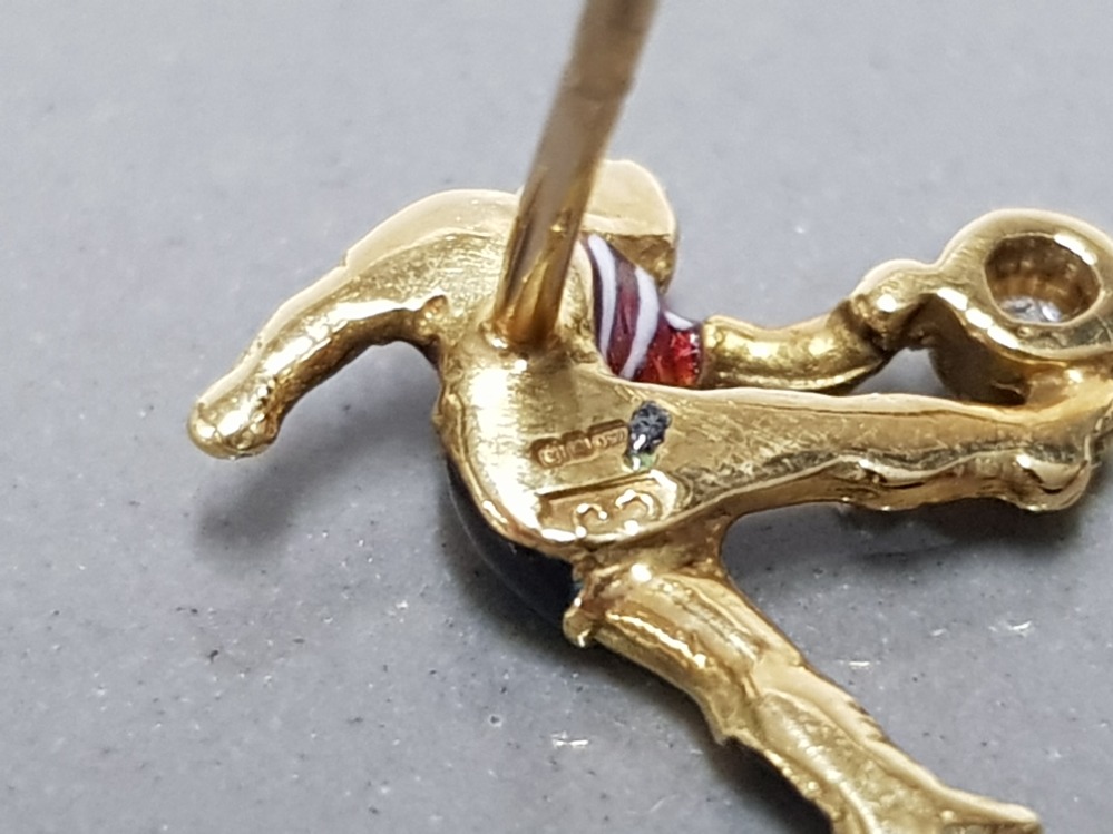 18CT YELLOW GOLD AND DIAMOND HAND MADE SUNDERLAND FOOTBALLER TIE PIN UNIQUELY HAND ENAMELLED WITH - Image 4 of 4