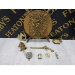 BOX OF MISCELLANEOUS BRASS TO INCLUDE WALL HANGING SHIELD AND SWORDS,TABLE CANNON AND DOOR KNOCKERS