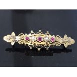 15CT YELLOW GOLD FANCY ORNATE BROOCH SET WITH THREE ROUND CUT RUBY'S AND TWO PEARL'S 3.7G