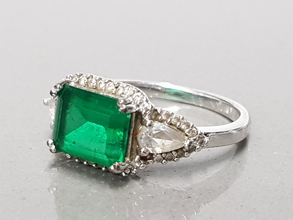 925 STERLING SILVER GREEN STONE RING WITH 2 CZ PEAR CUT STONES SIZE O GROSS WEIGHT 3.3G - Image 3 of 4