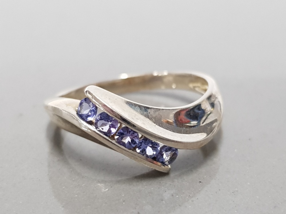 925 STERLING SILVER TANZANITE 5 STONE RING SIZE P1/2 GROSS WEIGHT 2.8G - Image 2 of 2