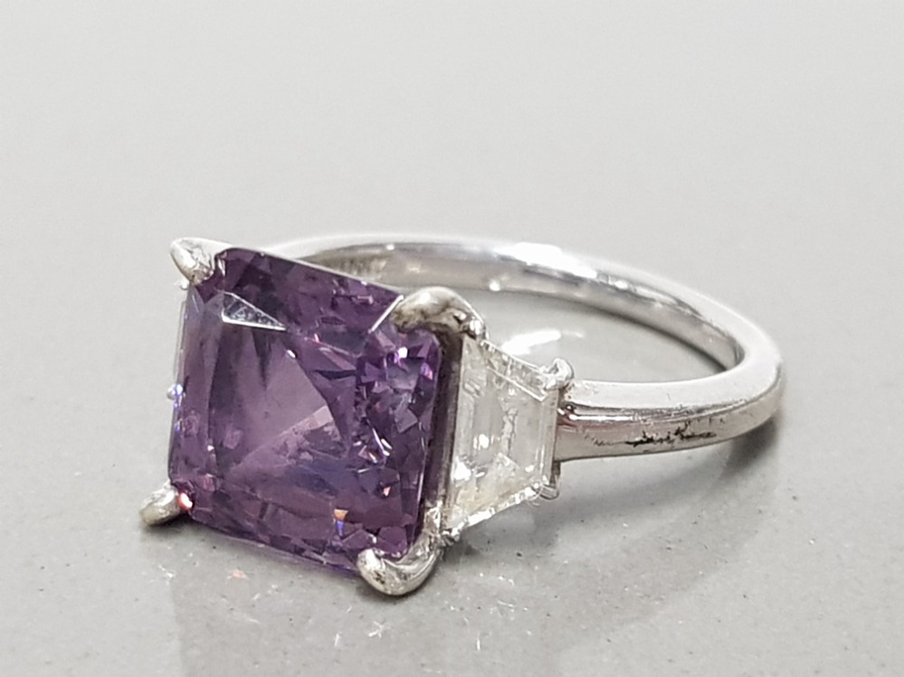 925 STERLING SILVER PURPLE AND WHITE 3 STONE CZ RING SIZE O GROSS WEIGHT 5.5G - Image 3 of 4