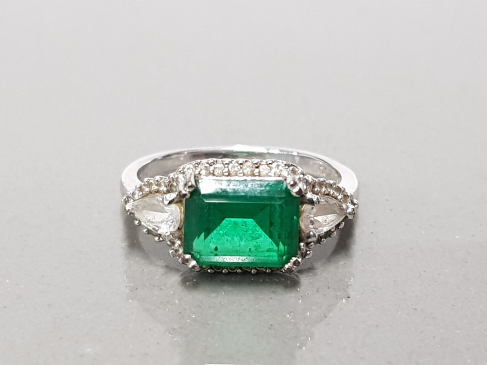 925 STERLING SILVER GREEN STONE RING WITH 2 CZ PEAR CUT STONES SIZE O GROSS WEIGHT 3.3G - Image 2 of 4