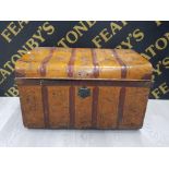 A VINTAGE TIN METAL TRUNK 68CM BY 40CM BY 43CM