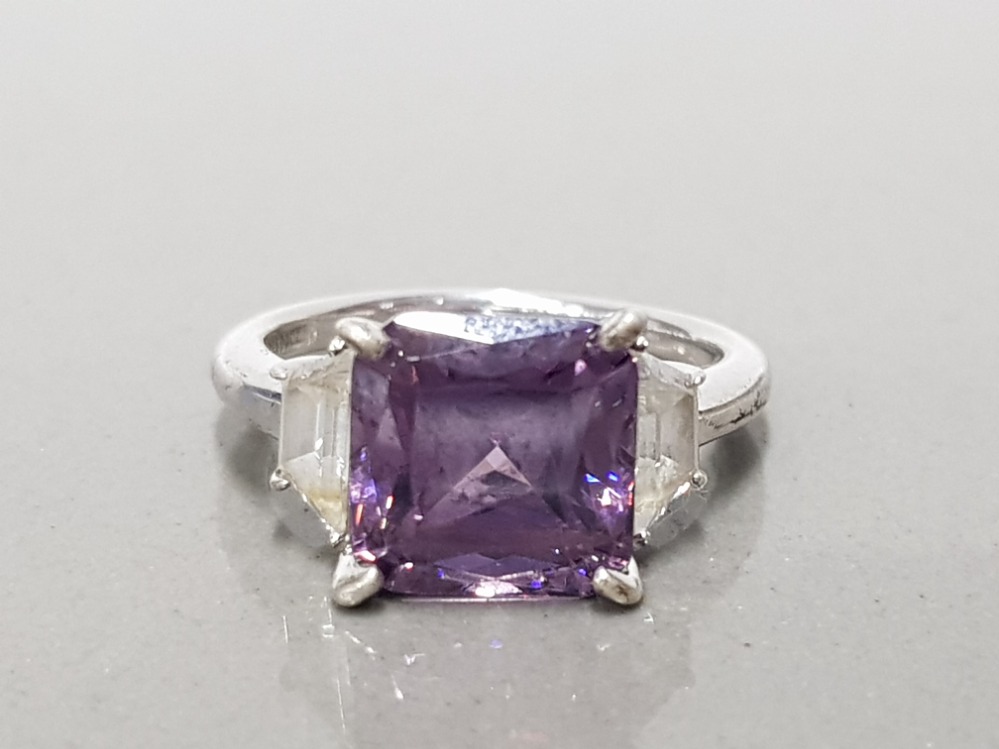 925 STERLING SILVER PURPLE AND WHITE 3 STONE CZ RING SIZE O GROSS WEIGHT 5.5G