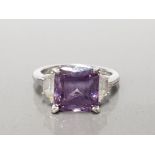 925 STERLING SILVER PURPLE AND WHITE 3 STONE CZ RING SIZE O GROSS WEIGHT 5.5G