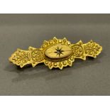 9CT GOLD ORNATE BROOCH WITH CENTRE DIAMOND 2G