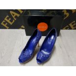 A PAIR OF LADIES KAREN MILLEN STILETTO BLUE SHOES SIZE 36