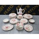 A LARGE QUANTITY OF JOHNSON BROS ROSE CHINTZ TEA AND DINNER SERVICE