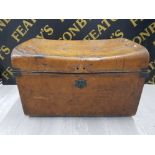 A LARGE VINTAGE TIN METAL TRUNK 73CM BY 47CM BY 54CM