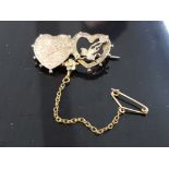 9CT YELLOW GOLD DOUBLE HEART MIZPAH BROOCH WITH FLOWER AND LEAF DESIGN COMPLETE WITH SAFETY CHAIN