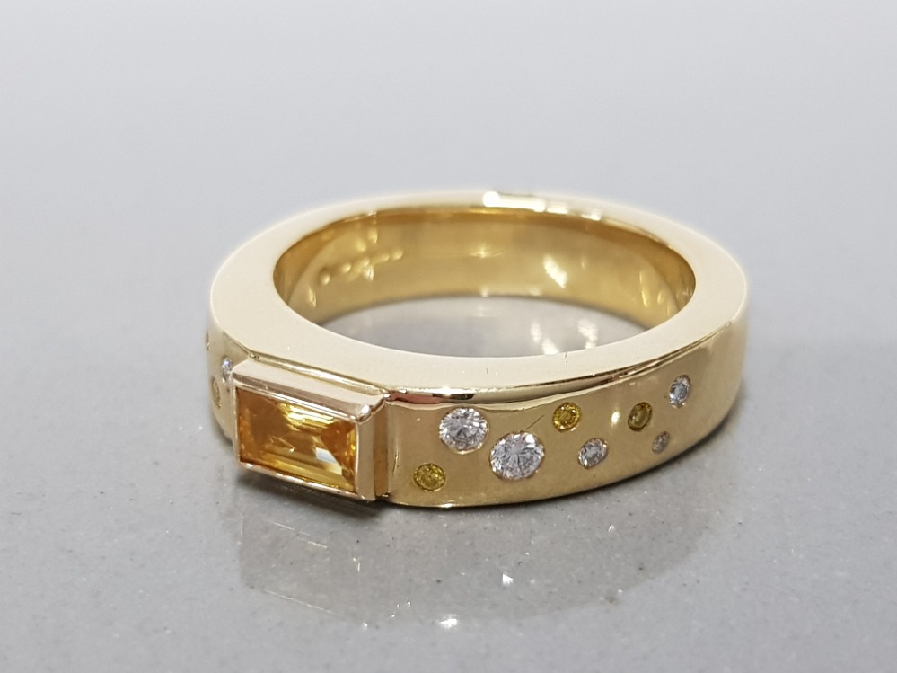 HEAVY 18CT GOLD AND NATURAL YELLOW SAPPHIRE RING ACCENTED WITH NATURAL YELLOW AND WHITE DIAMONDS - Image 3 of 4