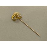 9CT GOLD HORSE SHOE AND STIRRUP PIN 1.7G