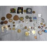 COLLECTION OF MIXED COINS AND BADGES TO INCLUDE WORLD SAVERS 1991 WORLD MEDAL AND JURASSIC PARK