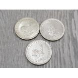 3 SOUTH AFRICAN COINS COMPRISING SILVER 5 SHILLINGS 1951 1952 AND 1961 50 CENTS