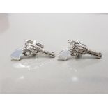 A PAIR OF SILVER PISTOL CUFFLINKS WITH MOTHER OF PEARL HANDLES GROSS 13.7G