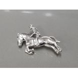 A SILVER HORSE AND RIDER BROOCH 5.6G