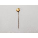 18CT YELLOW GOLD TIE PIN WITH ORNATE EDGES AND PEARL SET IN THE CENTRE GROSS 0.8G