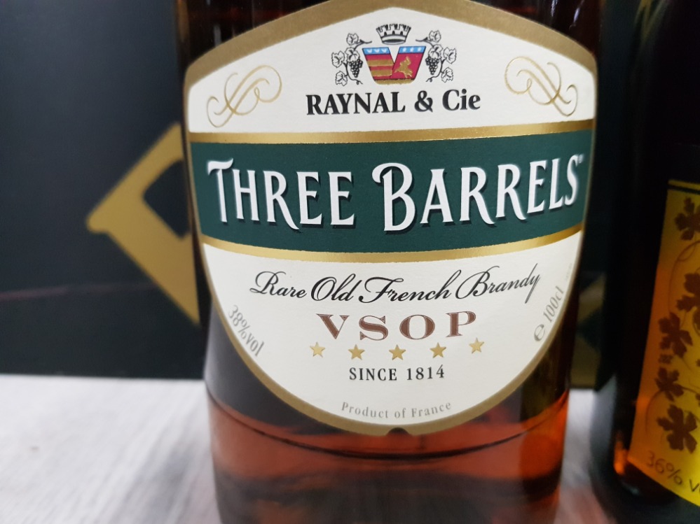 4 BOTTLES OF ALCOHOL INCLUDING RAYNAL AND CIE THREE BARRELS BRANDY, MORRISON FRENCH BRANDY, BLUE - Bild 2 aus 5