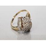 9CT YELLOW GOLD LADIES GOLD ORNATE DIAMOND CLUSTER RING FEATURING A CLUSTER OF BRILLIANT ROUND CUT