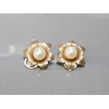 A PAIR OF 9CT GOLD CLIP ON PEARL EARRINGS GROSS 3.7G