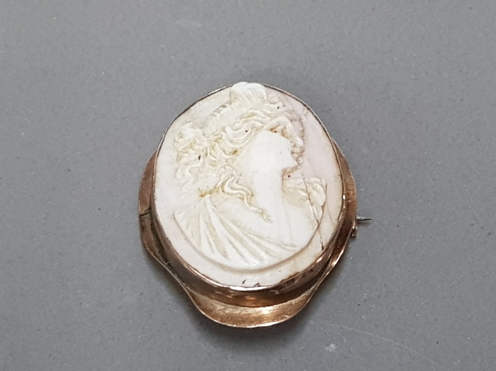 SHELL CAMEO BROOCH 4CM X 3CM OF THE BUST OF A CLASSICAL LADY MOUNTED IN HEAVY 9CT GOLD CRACK TO