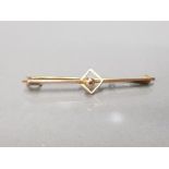 9CT YELLOW GOLD BAR BROOCH WITH GOLD BALL SET IN CENTRE 0.9G