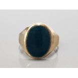 9CT YELLOW GOLD GENTS BLACK ONYX SIGNET RING FEATURING A OVAL ONYX STONE SET IN A RUB OVER SETTING