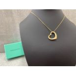 TIFFANY & CO 18CT GOLD LOVE HEART PENDANT AND CHAIN 59.5 CM IN LENGTH