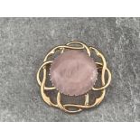 9CT GOLD ROUND ROSE QUARTZ IN WOVEN DESIGN BROOCH 8.9G