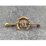 9CT GOLD HORSESHOE PEARL SET INITIAL M BAR BROOCH 3.2G