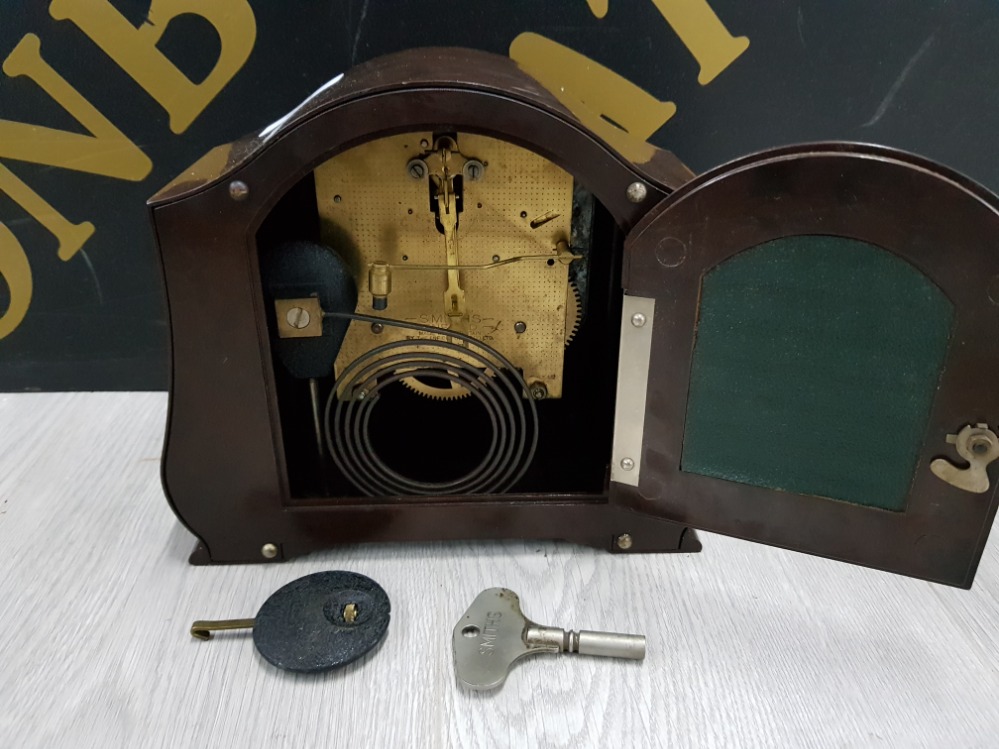 1955 BAKELITE SMITHS 8 DAY MANTLE CLOCK WITH PENDULUM, KEY, ORIGINAL PURCHASE RECEIPT AND - Image 4 of 6