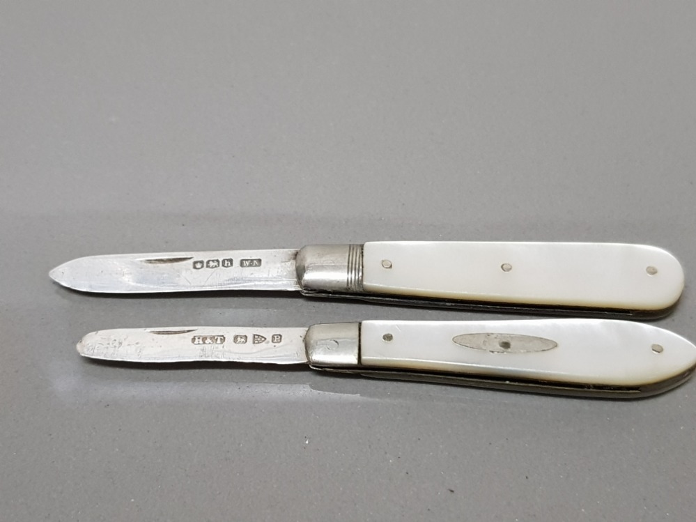 2 HALLMARKED SILVER BLADED FRUIT KNIVES WITH MOTHER OF PEARL HANDLES - Image 3 of 4